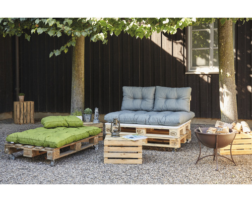 Terrassengestaltung mit Palettenmöbeln, Sitzkissen, Holzkiste und Feuerschale