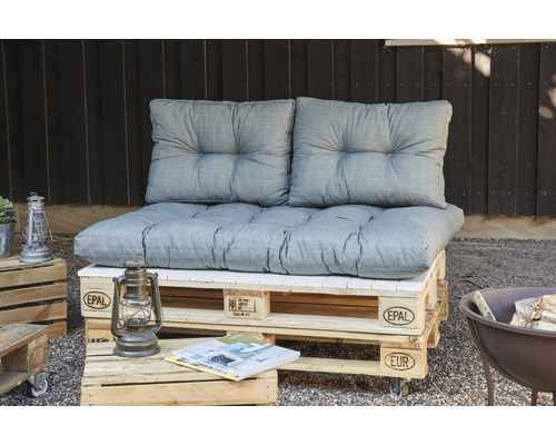 Palettenlounge mit Auflagen und Kissen im Aussenbereich