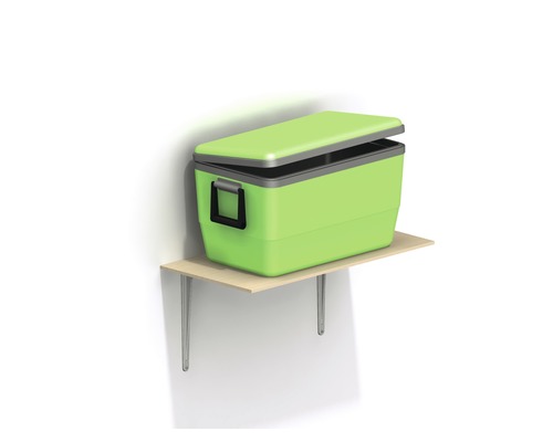 Grüne Kühlbox auf einem Holzregal mit Metallstützen