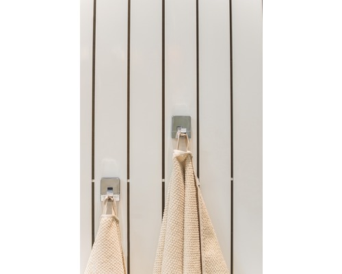 Deux serviettes suspendues à des crochets dans la salle de bain