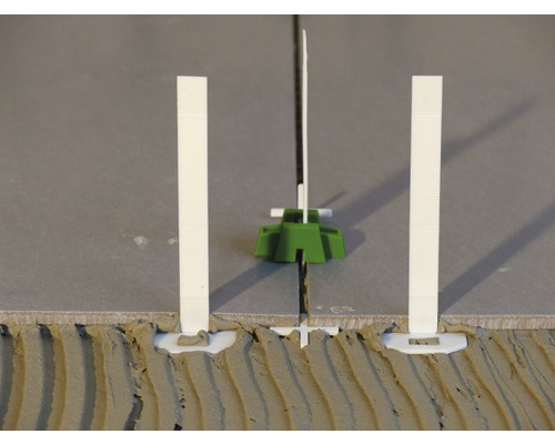 Système de nivellement de carreaux pour des joints réguliers