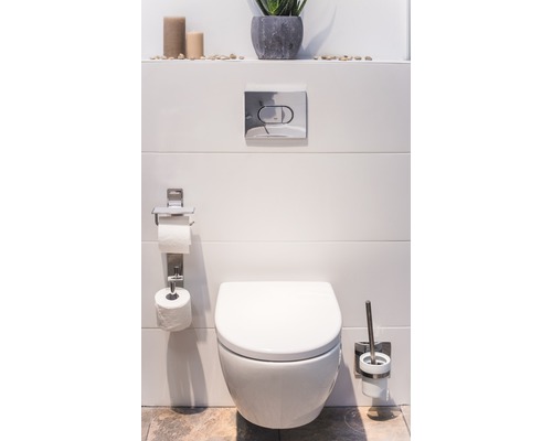 Modernes Badezimmer mit wandhängendem WC, Toilettenpapierhalter und Bürstengarnitur.