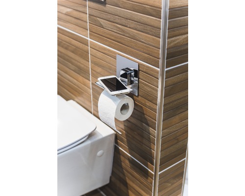 Badezimmer mit Toilettenpapierhalter und Mobiltelefonablage