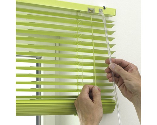 Store vénitien vert avec commande par cordon de tirage à la fenêtre