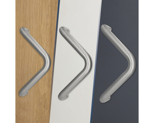 Trois poignées de porte en métal en forme de V sur différentes surfaces