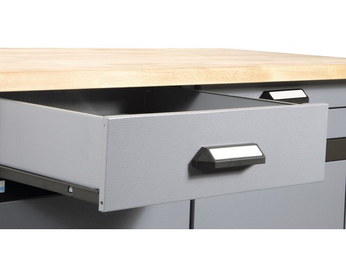 Tiroir ouvert d''un établi