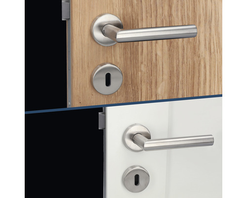 Poignée de porte en acier inoxydable sur porte en bois et laquée blanche