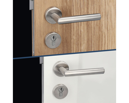 Türbeschläge aus Edelstahl auf einer Tür