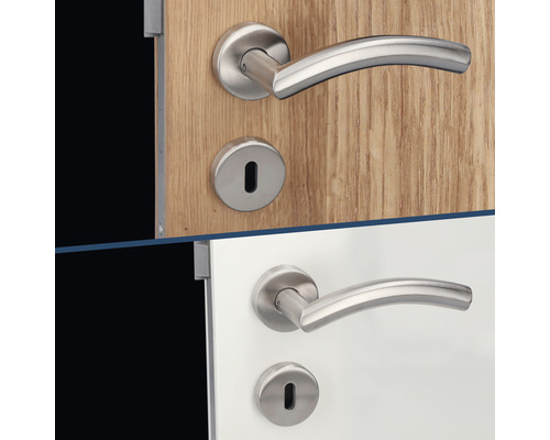 Deux ensembles de poignées de porte en acier inoxydable sur une porte