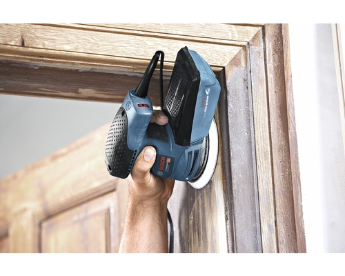 Ponceuse excentrique à une main utilisée sur un cadre en bois