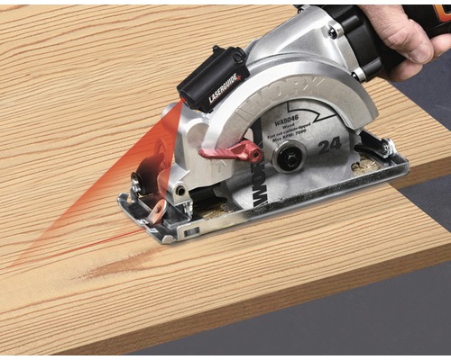 Kreissäge mit Laserführung schneidet Holzbrett