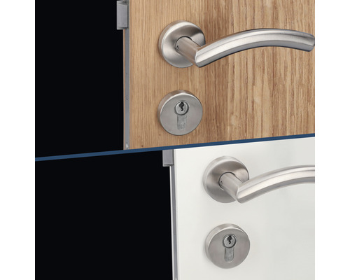 Garniture de porte avec poignée et serrure sur porte en bois et porte blanche