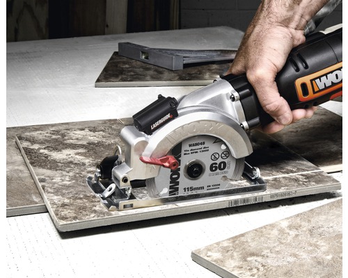 Coupe-carreaux en cours d''utilisation pour couper des carreaux