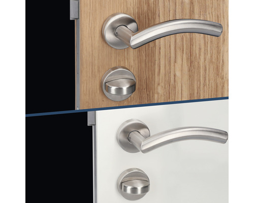 Garniture de poignée de porte avec rosaces sur porte en bois