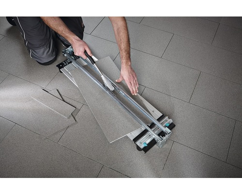 Coupe-carrelage en cours d''utilisation pour couper un carreau