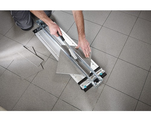 Coupe-carreaux en cours d''utilisation pour couper un carreau