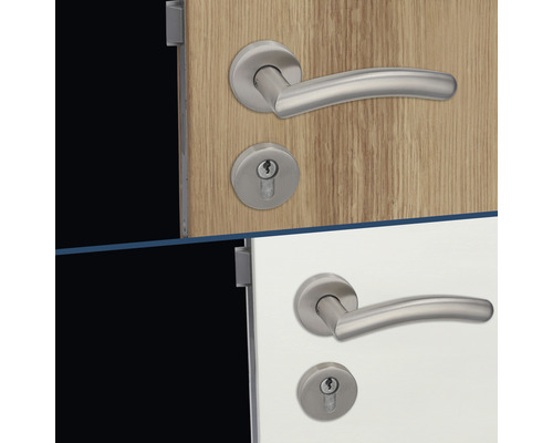 Türbeschläge aus Edelstahl an zwei Türen mit unterschiedlicher Oberfläche