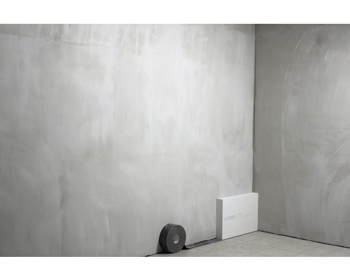 Rohbauzimmer mit Isolierplatten und Dämmband