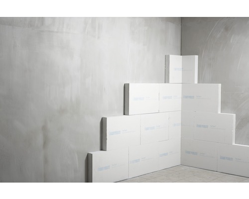 Raumecke mit aufgebauten Dämmstoffplatten aus Perlite