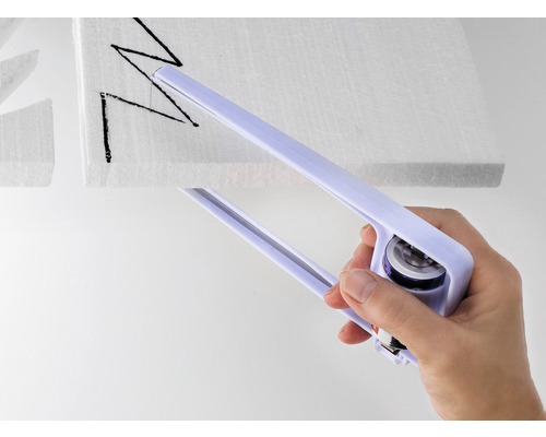 Coupe-polystyrène coupant un bloc de polystyrène