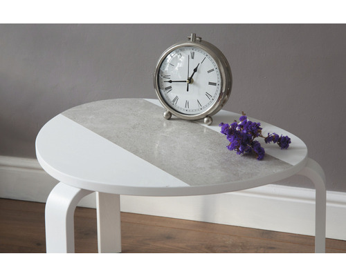 Runder Beistelltisch mit Uhr und Dekoration