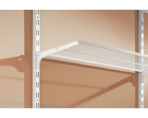 Detailansicht eines weißen Regalsystems mit Wandhalterung und Drahtboden