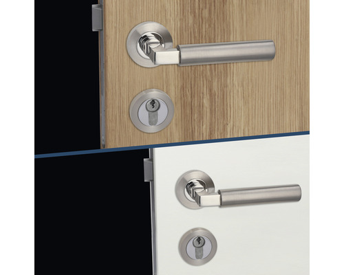 Garnitures de porte en métal sur deux portes différentes