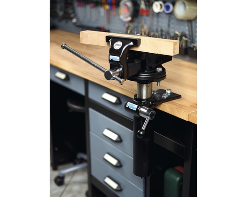 Établi avec étau et pièce de bois serrée.