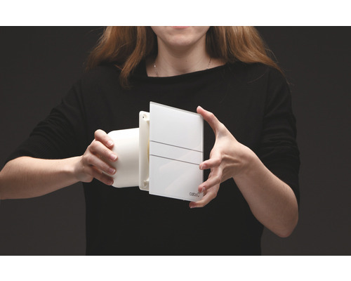 Femme tenant un ventilateur de salle de bain.