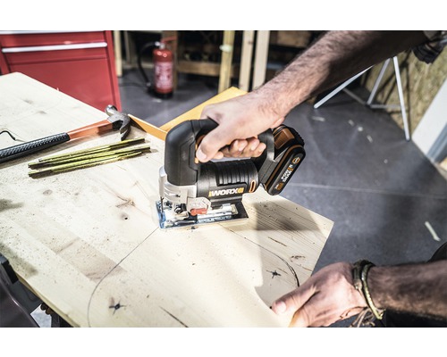 Scie sauteuse sans fil en cours d''utilisation pour couper du bois
