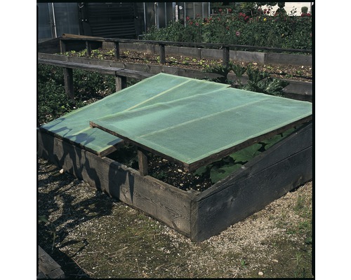 Frühbeet aus Holz mit Abdeckung im Garten.