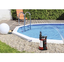 Pompe pour eaux chargées au bord de la piscine avec échelle et chaise longue