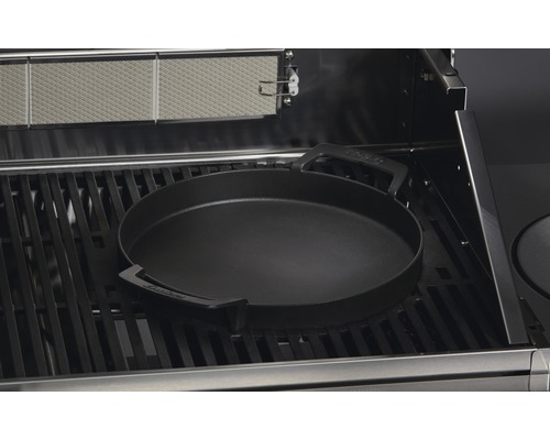 Grillplatte aus Gusseisen auf einem Grillrost