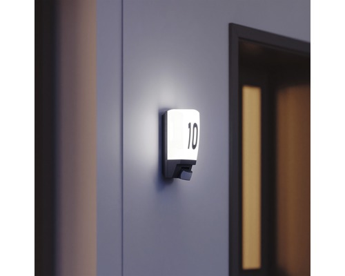 Panneau de numéro de maison lumineux avec le numéro 10 sur le mur