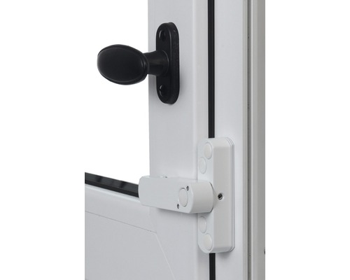 Fenster mit schwarzem Fenstergriff und weißem Zusatzschloss