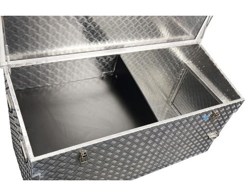 Geöffnete Werkzeugkiste aus Aluminium mit Innenfach
