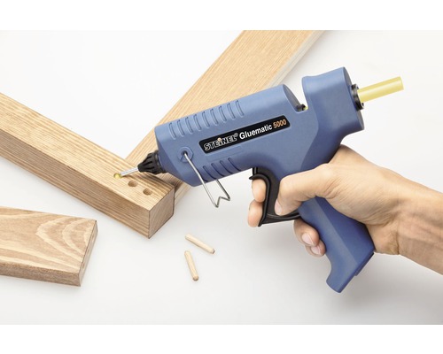 Steinel Gluematic 5000 Heissklebepistole in Gebrauch mit Holzstücken und Dübeln
