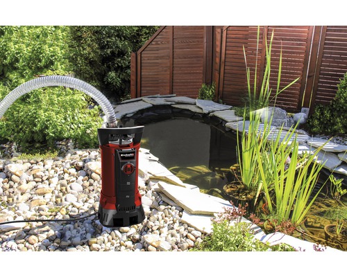 Einhell Logo. Teich mit Einhell Schmutzwasserpumpe im Garten.