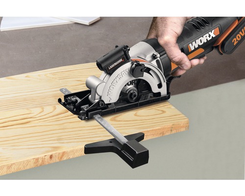 Scie circulaire portative Worx coupant une planche de bois