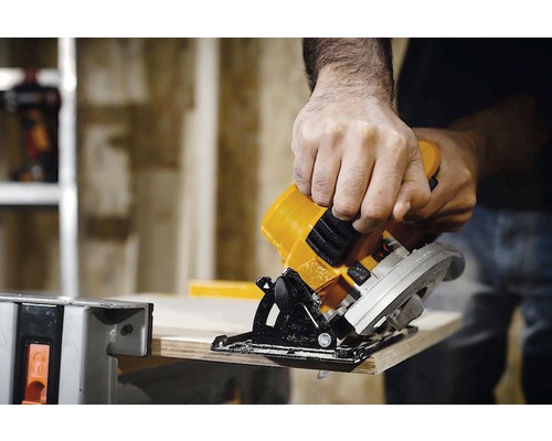 Eine Handkreissäge schneidet ein Werkstück aus Holz.