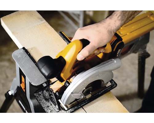 Eine Handkreissäge schneidet ein Holzbrett auf einem Sägebock