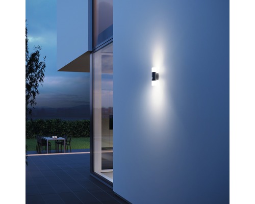 Aussenwandleuchte an einer Hauswand mit moderner Architektur