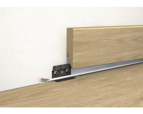 Sockelleiste mit Kabelkanal und Montageclips zur Wandbefestigung