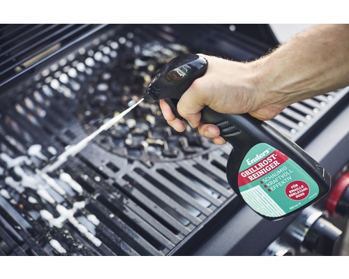 Le nettoyant pour grille de barbecue Enders est pulvérisé sur une grille de barbecue