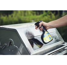 Une personne nettoie un barbecue à gaz avec le nettoyant pour gril Enders.
