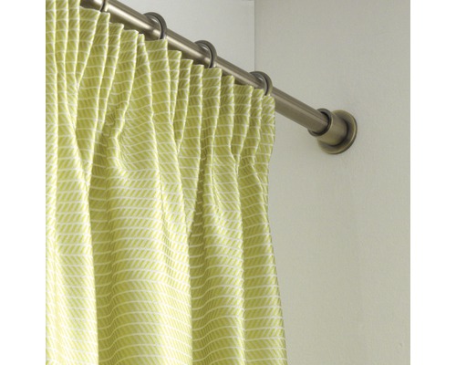 Rideau à motifs sur une tringle à rideaux