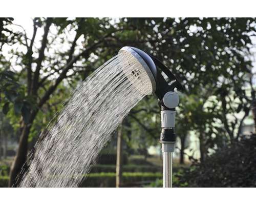 Gartendusche mit Wasserstrahl im Aussenbereich