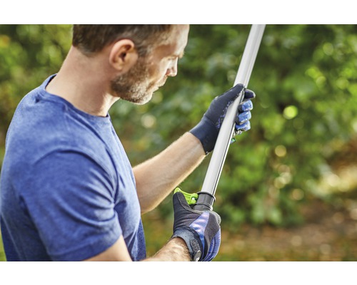 Eine Person mit Handschuhen hält ein Gartenwerkzeug.