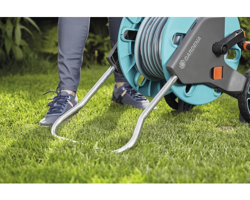 Gardena Schlauchwagen mit aufgewickeltem Schlauch im Garten