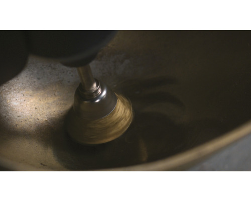 Embout de brosse métallique pour perceuse dans un bol métallique